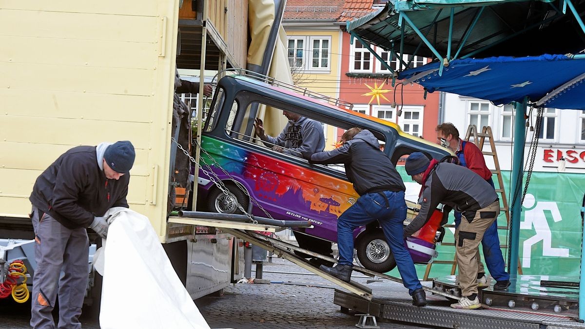 Ein Fahrzeug des Kinderkarussells auf dem Weihnachtsmarkt wird am Montag für den Abtransport verladen.