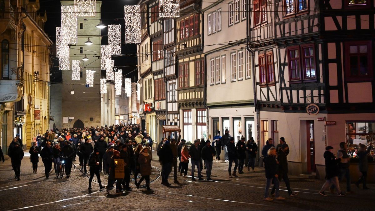 Mit Kerzen laufen Menschen die Marktstraße entlang zum Domplatz. In der Landeshauptstadt haben sich hunderte Menschen zu einem unangemeldeten Corona-Protest versammelt.