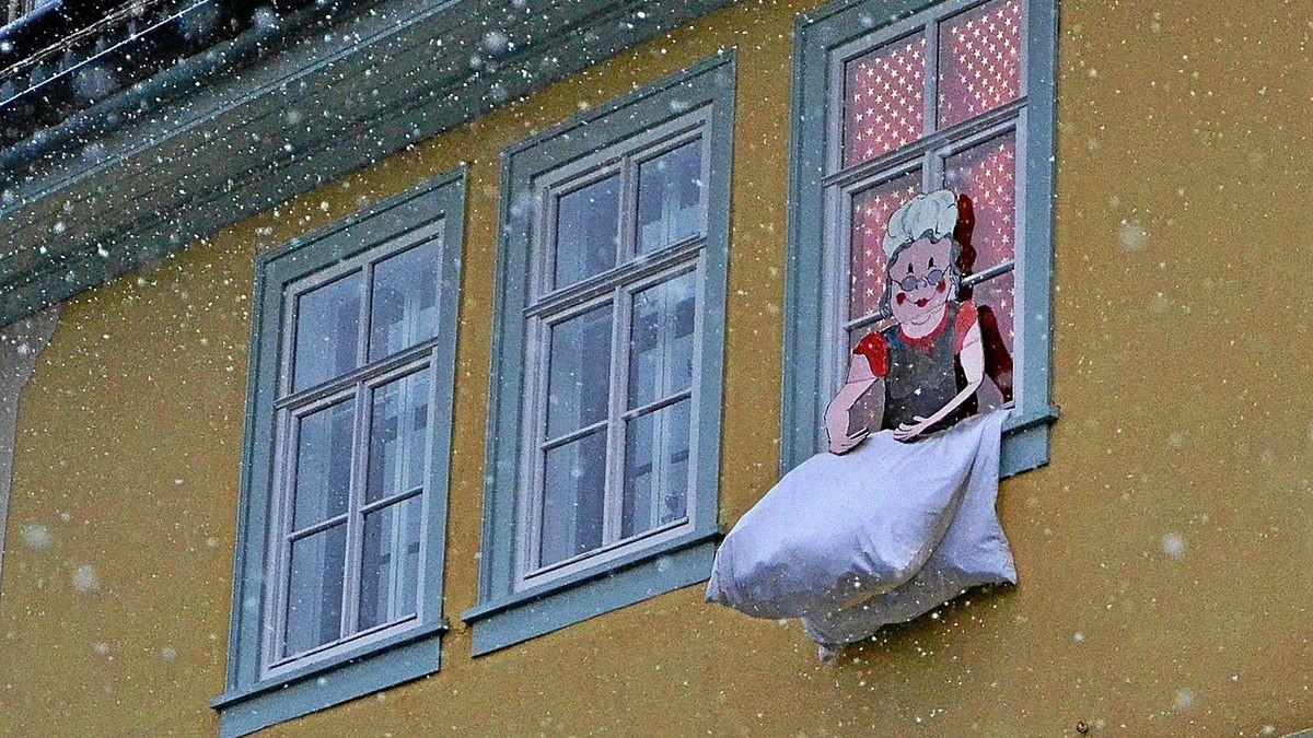 Hat diese „Frau Holle“ tatsächlich Zauberkräfte? Am Tag, als sie das Fenster des Baumbachhauses zierte, schneite es in diesem Winter erstmals.