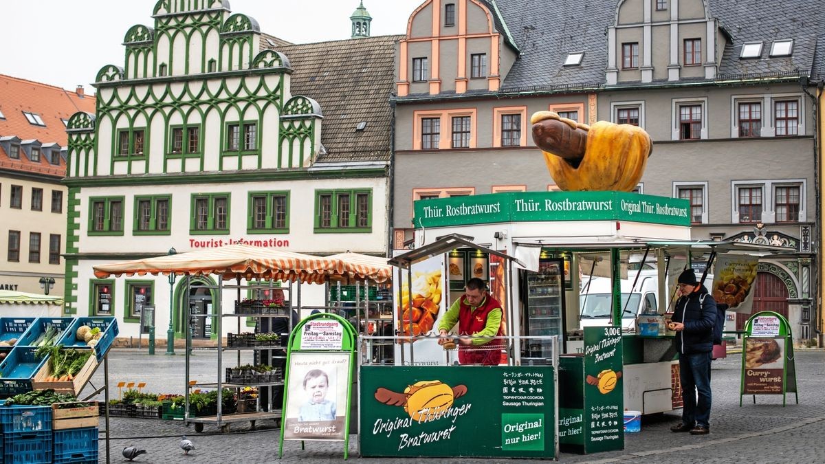 Ein Bratwurststand am Marktplatz in Weimar. 