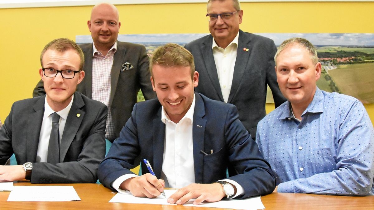 Im Sommer 2019 herrschte in Apolda Friede und Freude,  als die Fraktionschefs von FWW, Franz Richter (l.) und CDU-FDP, Hannes Raebel (3.v.r.) den Allianz-Vertrag unterzeichneten.