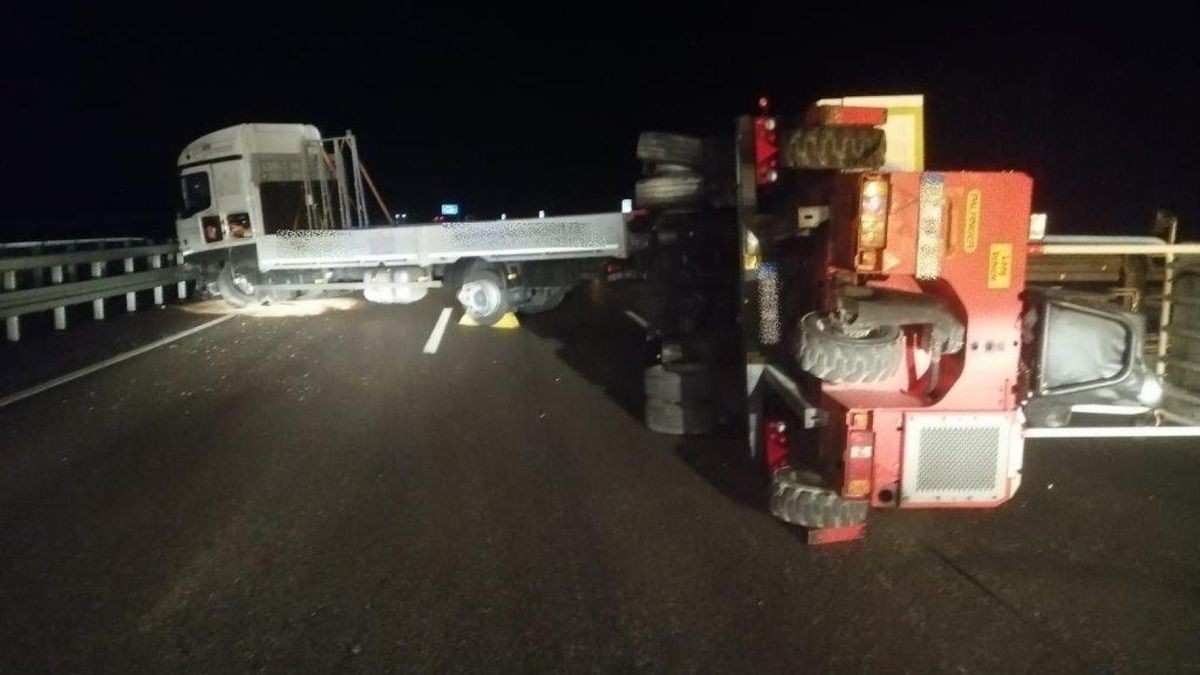 Der Fahrer konnte sich selbstständig aus dem Lkw befreien, erlitt allerdings schwere Verletzungen.