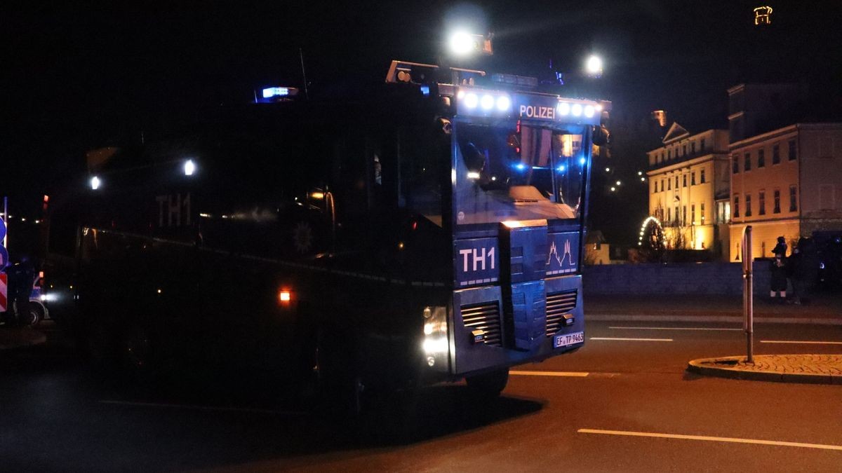 Für diesen Montag hatte sich die Polizei bereits zeitig postiert - auch wenn von Protestierenden anfangs noch nichts zu sehen war. Doch in den sozialen Netzwerken wurde sich massiv auf eine Versammlung vorbereitet.