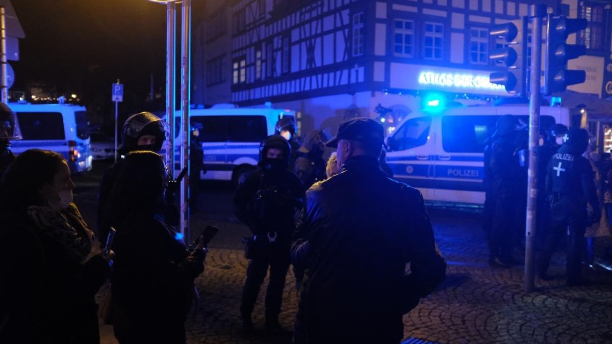 Danach verließen die Demonstranten den Bereich und gingen über die Meienbergstraße in Richtung Wenigemarkt.