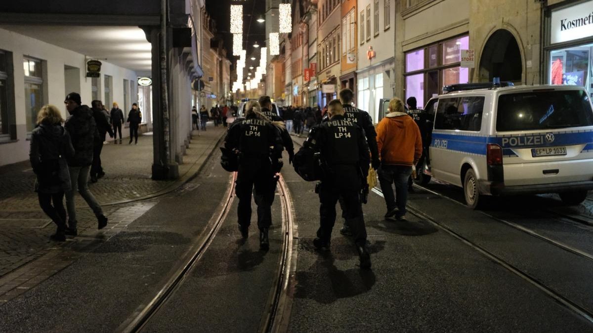 Für diesen Montag hatte sich die Polizei bereits zeitig postiert - auch wenn von Protestierenden anfangs noch nichts zu sehen war. Doch in den sozialen Netzwerken wurde sich massiv auf eine Versammlung vorbereitet.