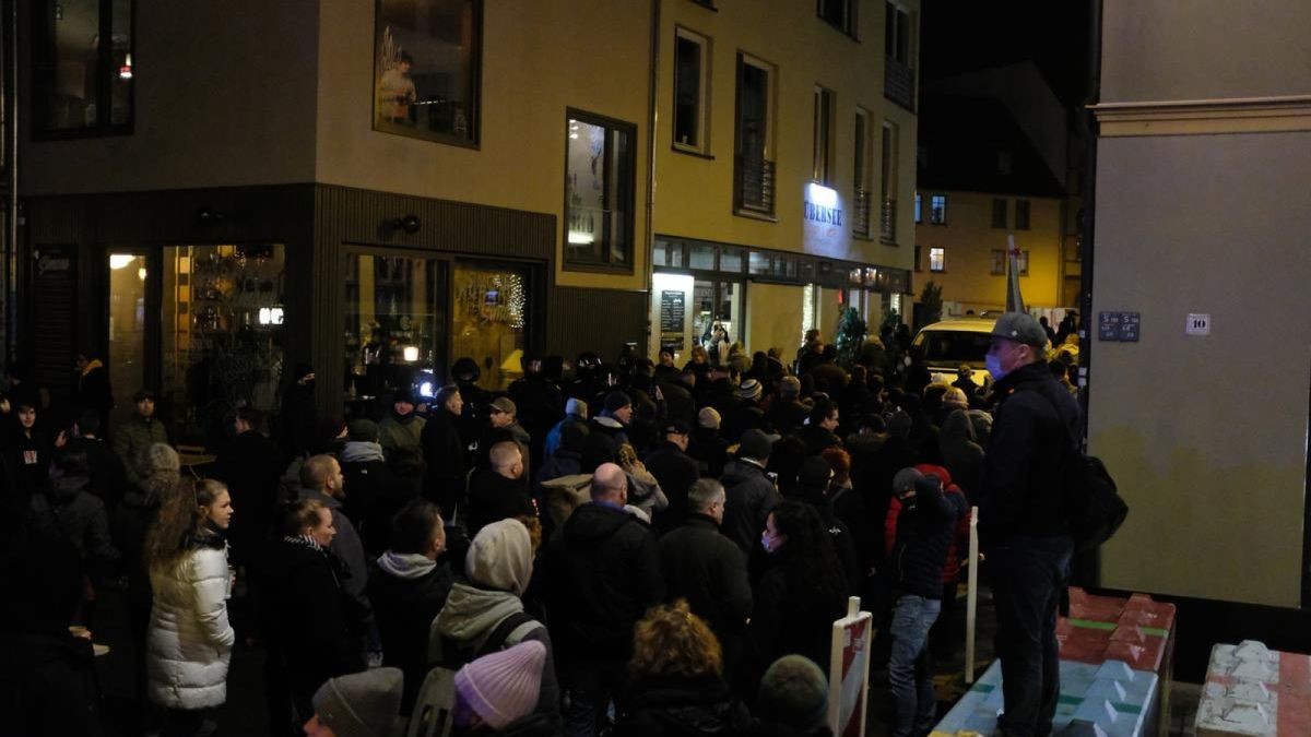 Für diesen Montag hatte sich die Polizei bereits zeitig postiert - auch wenn von Protestierenden anfangs noch nichts zu sehen war. Doch in den sozialen Netzwerken wurde sich massiv auf eine Versammlung vorbereitet.