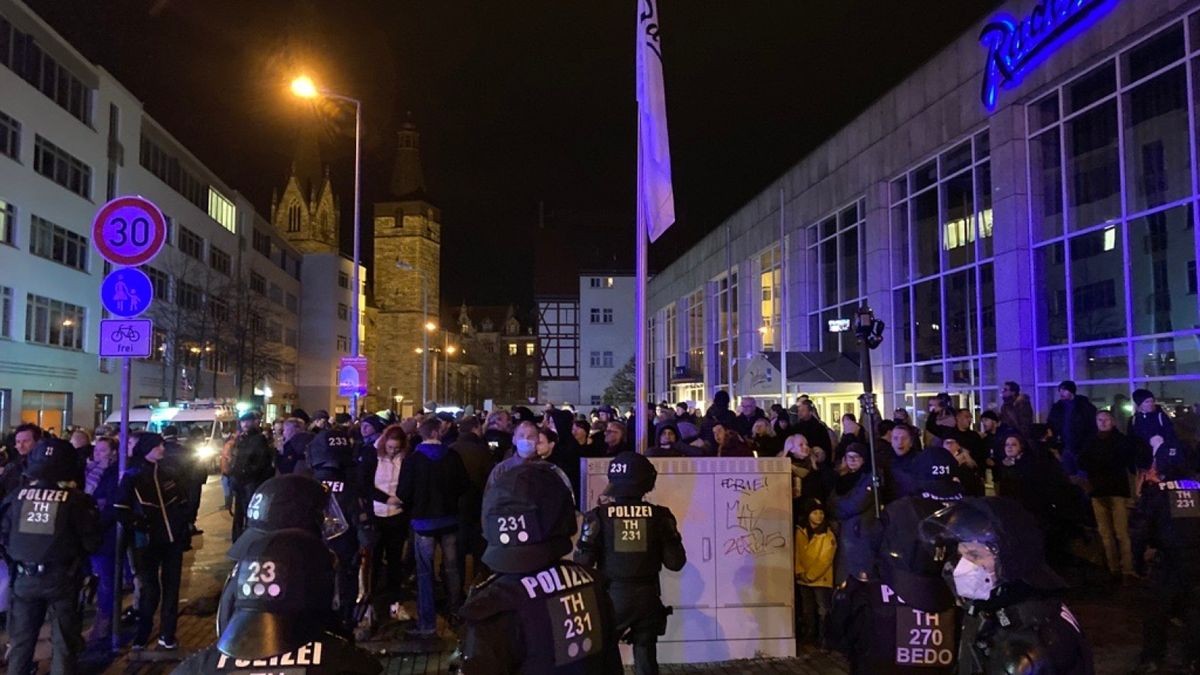 Für diesen Montag hatte sich die Polizei bereits zeitig postiert - auch wenn von Protestierenden anfangs noch nichts zu sehen war. Doch in den sozialen Netzwerken wurde sich massiv auf eine Versammlung vorbereitet.