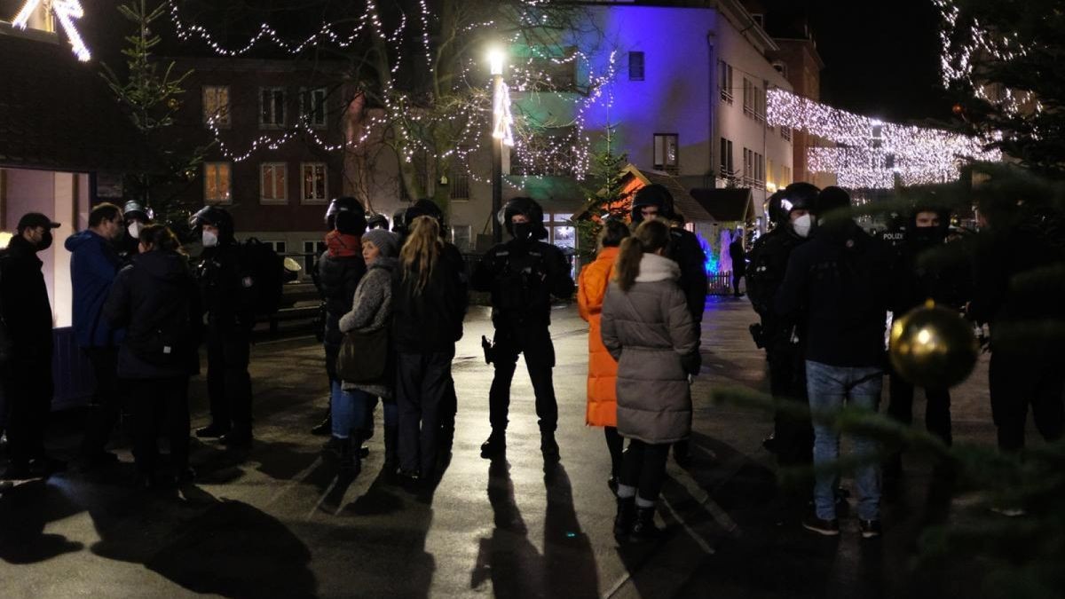 Für diesen Montag hatte sich die Polizei bereits zeitig postiert - auch wenn von Protestierenden anfangs noch nichts zu sehen war. Doch in den sozialen Netzwerken wurde sich massiv auf eine Versammlung vorbereitet.