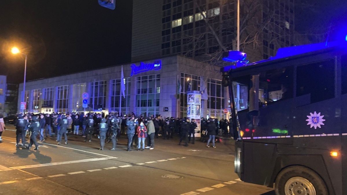 Hier heizte sich die Stimmung deutlich auf. Es wurden Sprechchöre initiiert und die Polizei aus der Menge heraus beschimpft.