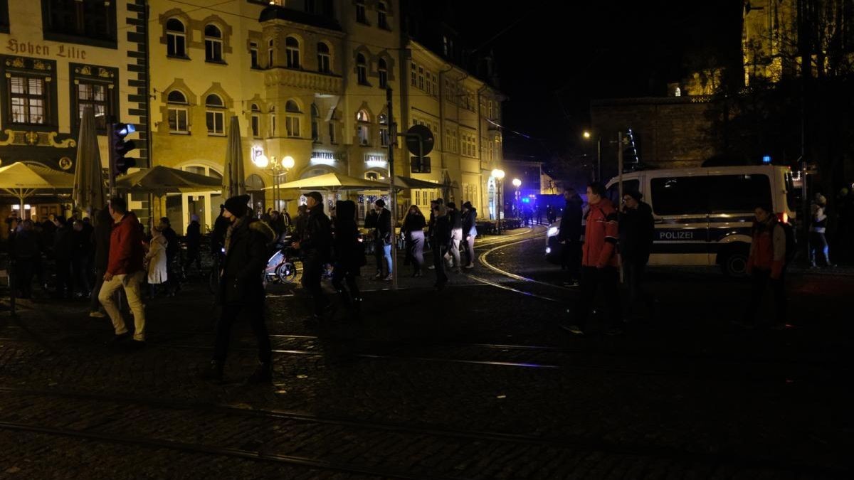 Aber auch in den engen Straßen der Altstadt zeigte die Polizei massiv Präsenz und drohte mit 