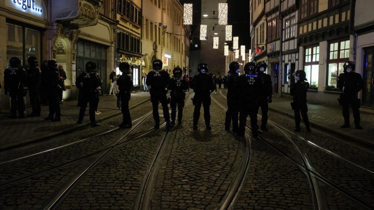 Für diesen Montag hatte sich die Polizei bereits zeitig postiert - auch wenn von Protestierenden anfangs noch nichts zu sehen war. Doch in den sozialen Netzwerken wurde sich massiv auf eine Versammlung vorbereitet.