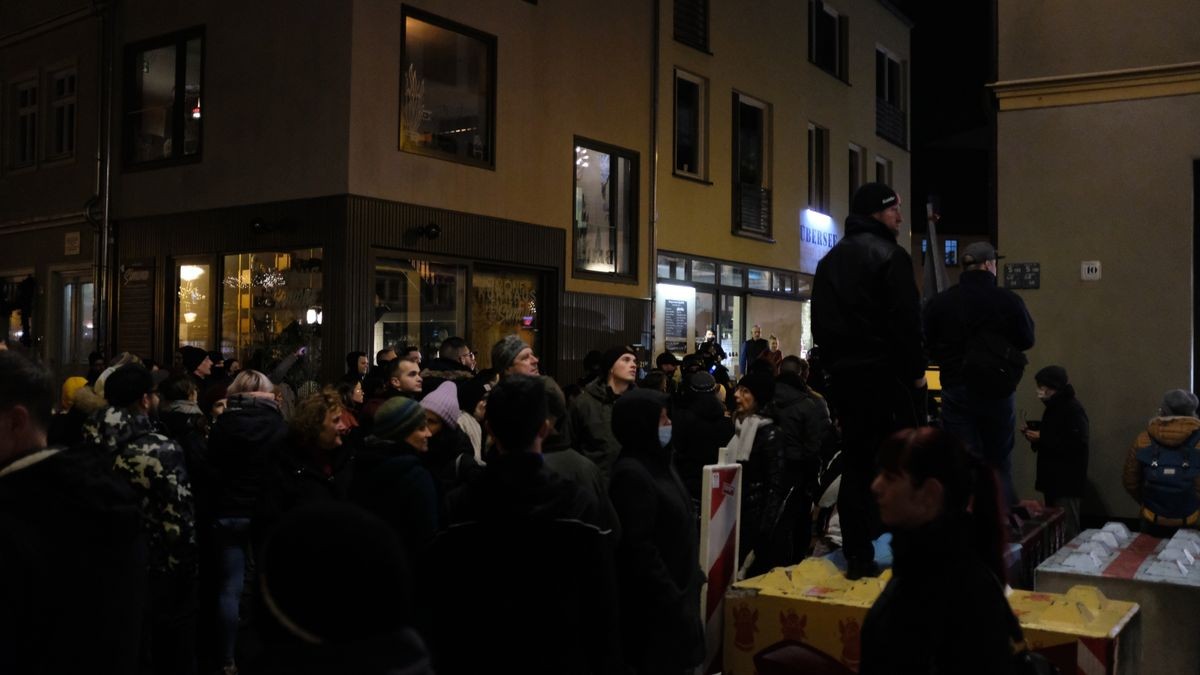 Für diesen Montag hatte sich die Polizei bereits zeitig postiert - auch wenn von Protestierenden anfangs noch nichts zu sehen war. Doch in den sozialen Netzwerken wurde sich massiv auf eine Versammlung vorbereitet.