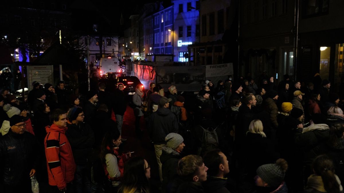 Für diesen Montag hatte sich die Polizei bereits zeitig postiert - auch wenn von Protestierenden anfangs noch nichts zu sehen war. Doch in den sozialen Netzwerken wurde sich massiv auf eine Versammlung vorbereitet.