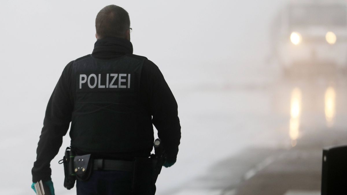 Vor Ort fanden die Polizisten vermeintliche Blutflecken an der Hausfassade. Die Beamten waren per Mail darüber informiert worden.