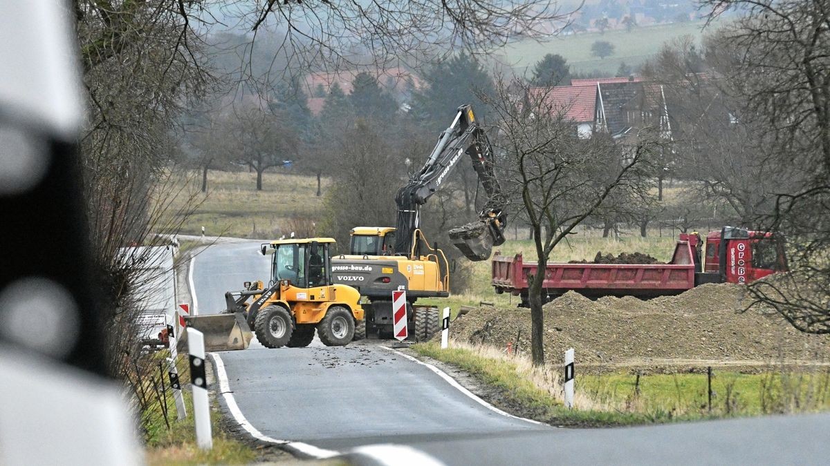 Direkt an der Straße zwischen Kaltohmfeld und Haynrode wird dass Bohrfeld für eine erste Erkundungsbohrung vorbereitet.