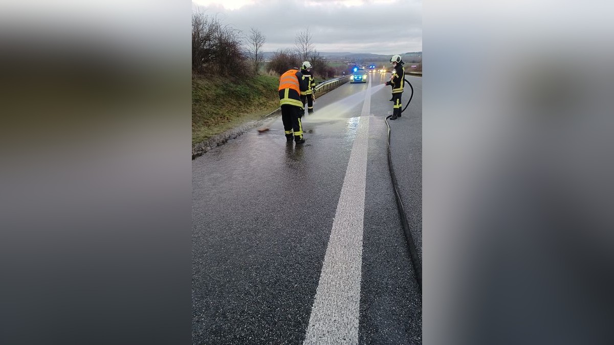 Auf der A38 ist am Freitag ein Auto in Brand geraten. Mehrere Feuerwehren rückten aus, der rechte Fahrstreifen war gesperrt. Bereits am Vormittag hatte es auf der Autobahn einen Unfall gegeben.