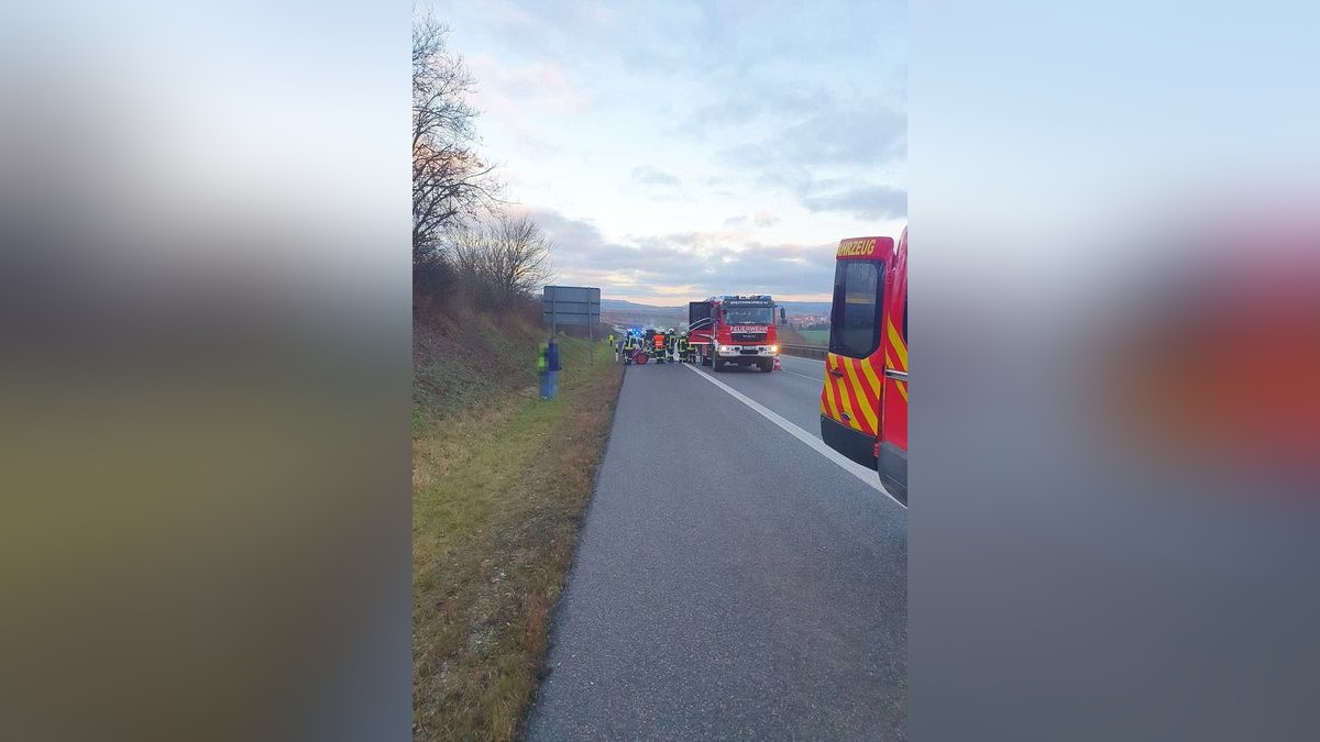 Auf der A38 ist am Freitag ein Auto in Brand geraten. Mehrere Feuerwehren rückten aus, der rechte Fahrstreifen war gesperrt. Bereits am Vormittag hatte es auf der Autobahn einen Unfall gegeben.