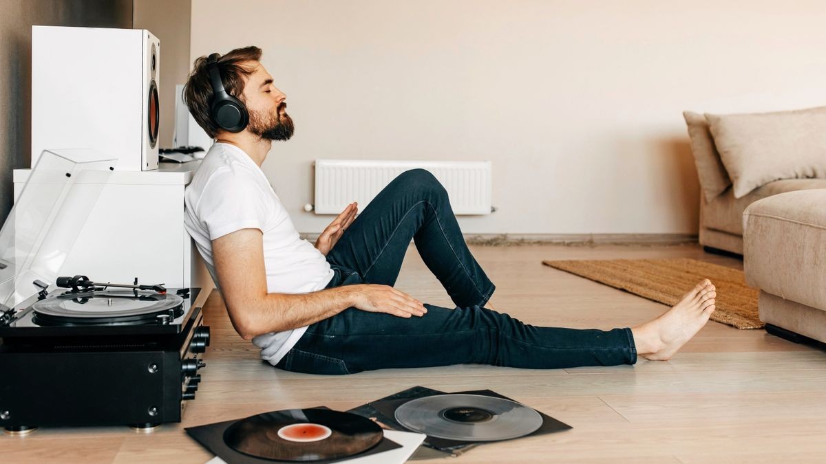 Ein Mann hört Musik mit Kopfhörern. (Symbolbild)