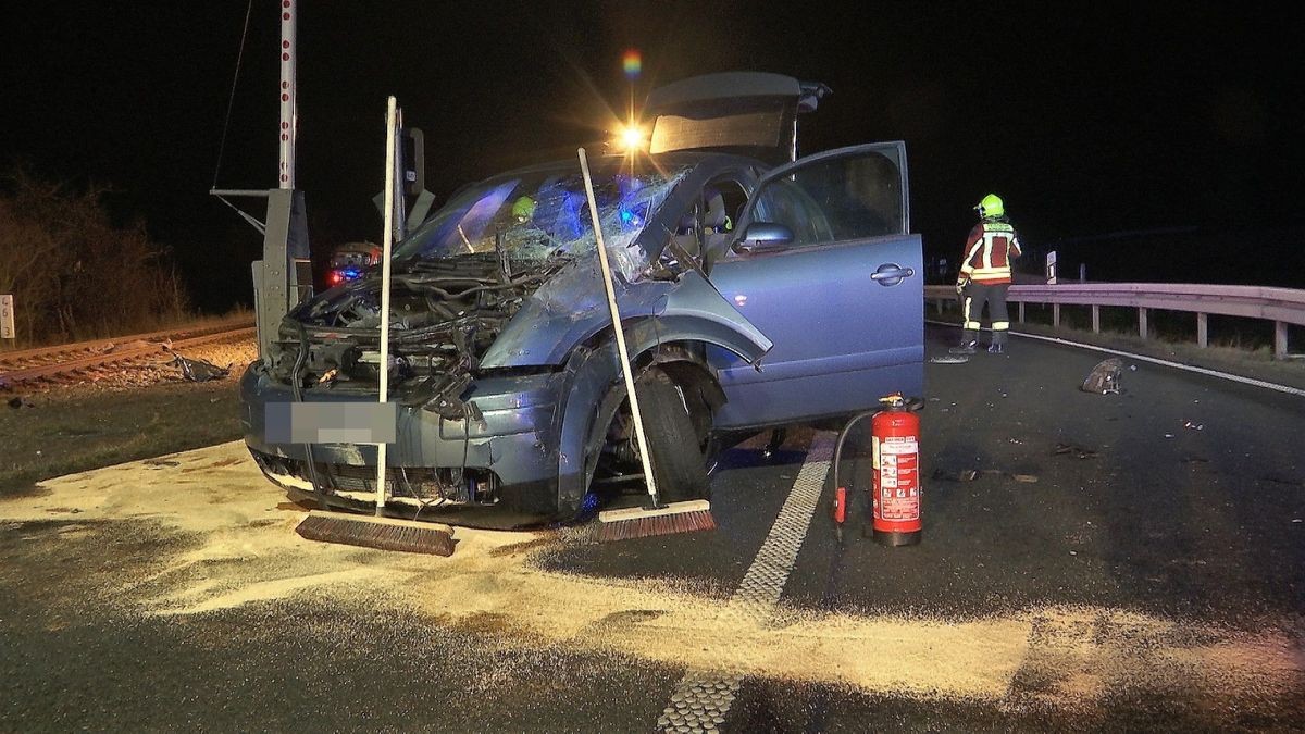 Mehrere Verkehrsteilnehmer eilten zu Hilfe und öffneten gewaltsam den Renault. Die 84 jährige Audifahrerin, sowie ein weiterer Helfer, versuchten den direkt auf den Gleisen stehenden Renault wegzuschieben.