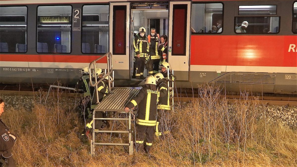 Durch diesen Zusammenstoß kamen der Renault und der Audi auf dem Gleisbett des Bahnübergangs zum Stehen. Durch den ersten Zusammenstoß konnte die Renaultfahrerin ihre Fahrertür nicht eigenständig öffnen und kam nicht aus ihrem Auto.