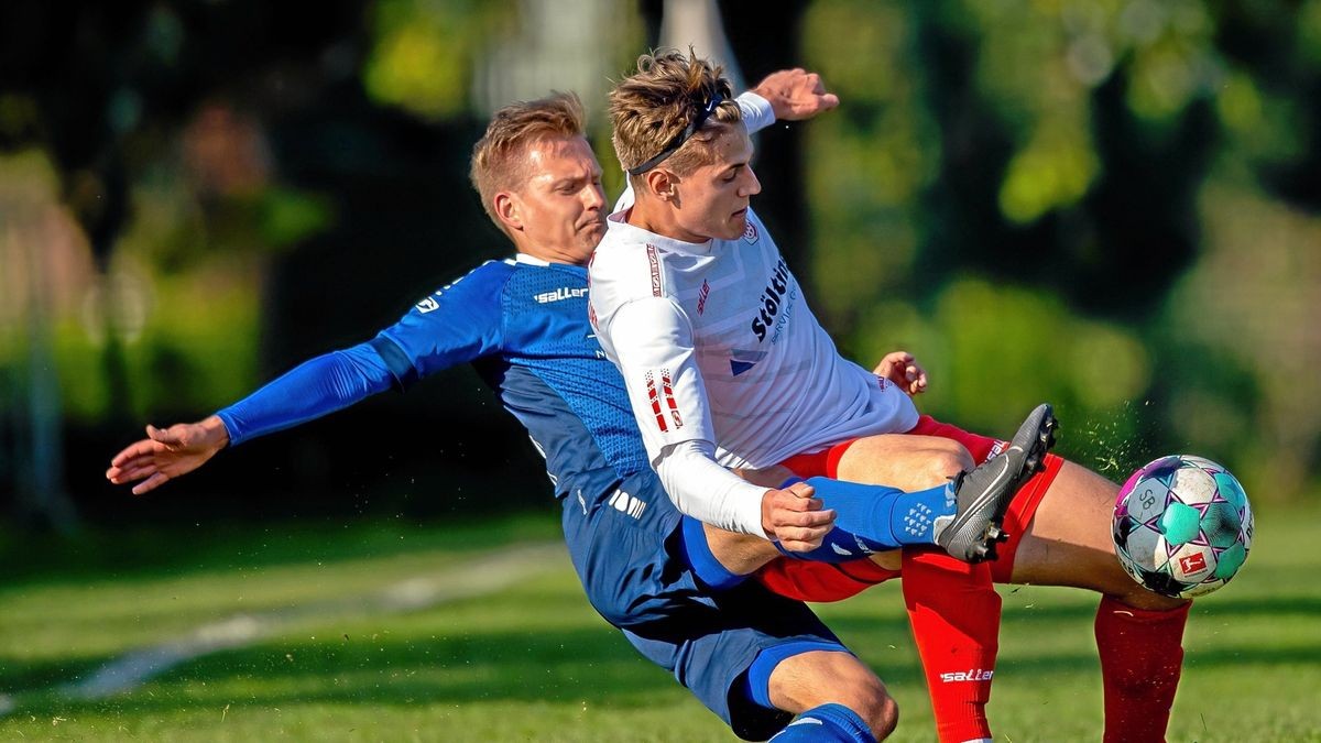 Der Schwede Gabriel Persson (hier im Pokal gegen den Neustädter Sandro Badermann) ist einer der Rot-Weiß Spieler, die bisher kaum zum Einsatz kamen und sich einen neuen Verein suchen können