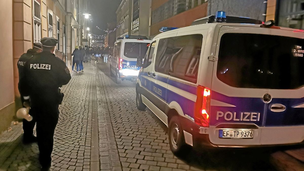 Polizeibeamte und Einsatzwagen bei einem sogenannten „Spaziergang“ in Eisenach im Einsatz.