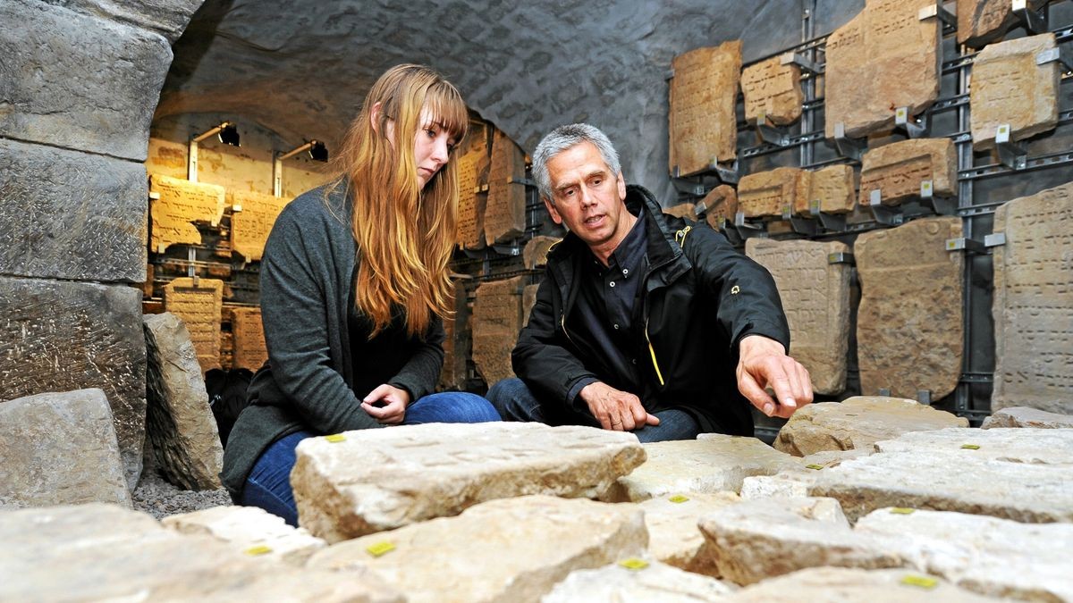 Das Erfurter Schaudepot im Keller des Hauses Benediktsplatz bewahrt eine erkleckliche Anzahl mittelalterlicher jüdischer Grabsteine auf. Professor Thomas Staemmler – hier mit Sabrina Lachmann – und seine Studierenden kümmern sich um diese Zeugnisse der Stadtgeschichte.