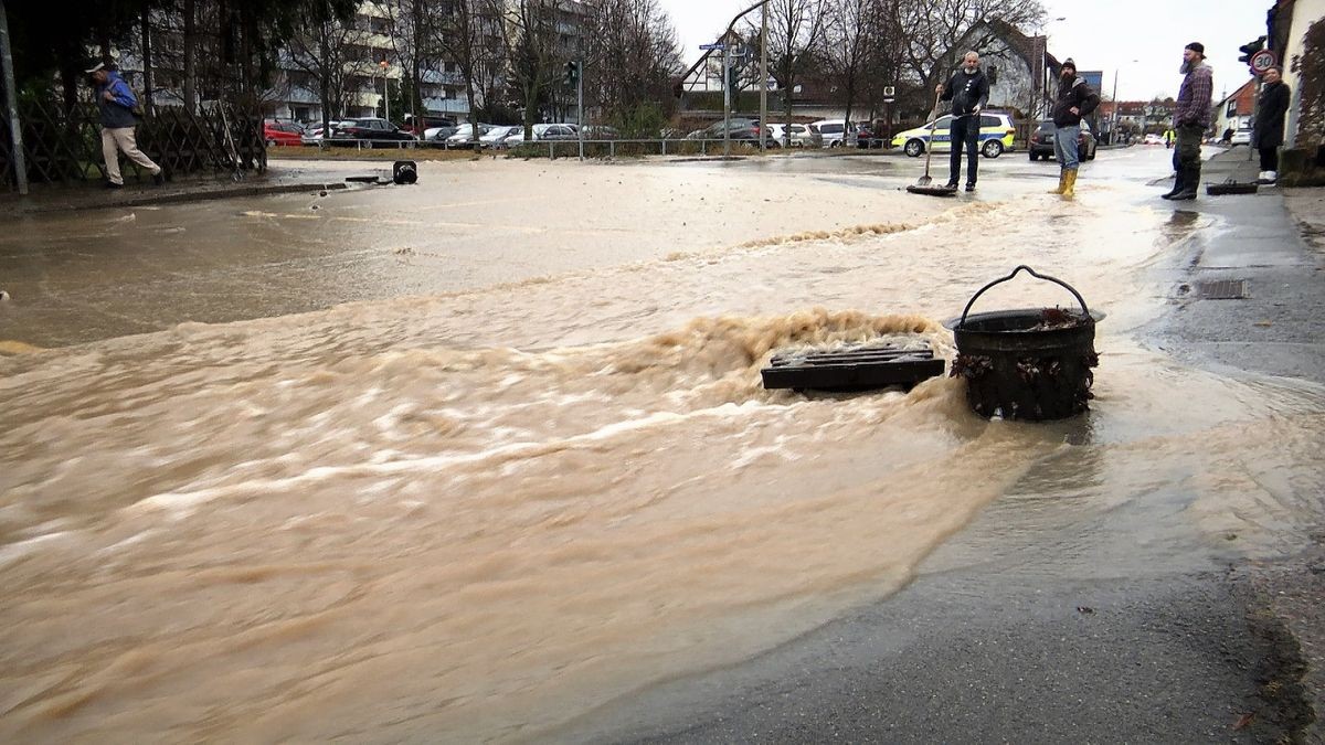 Wegen eines großen Wasserrohrbruches in Erfurt kam es am frühen Mittwochnachmittag zu größeren Überflutungen in der Hermann-Brill-Straße und in der Haarberg Straße.