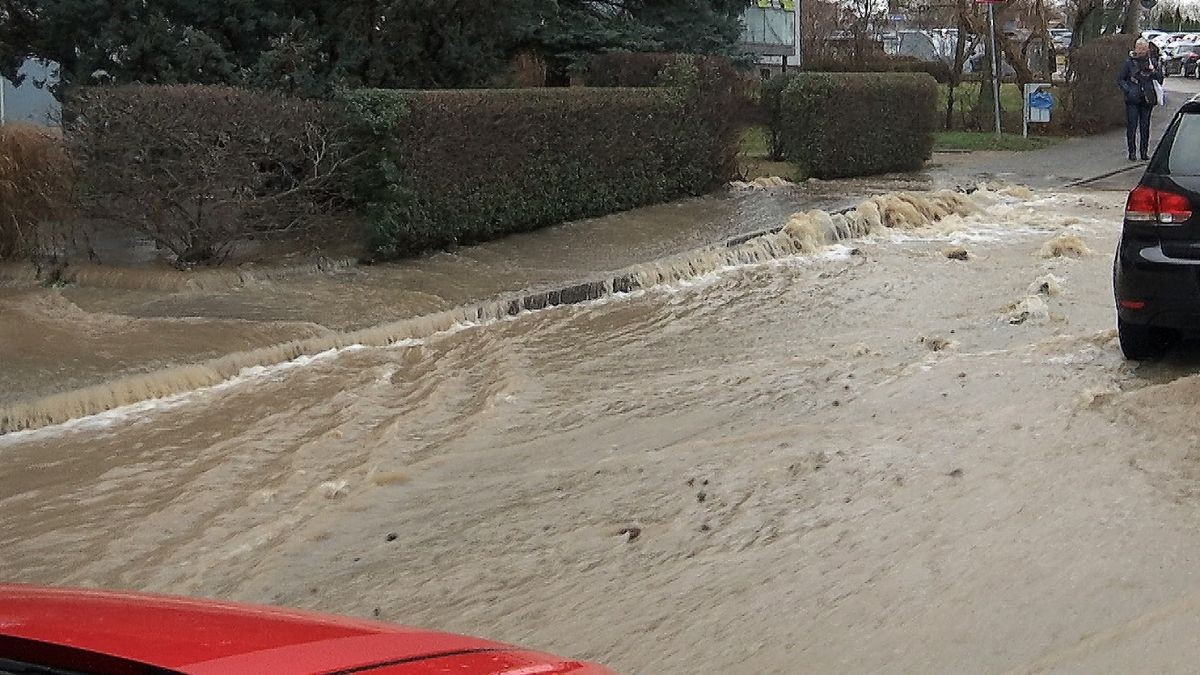 Wegen eines großen Wasserrohrbruches in Erfurt kam es am frühen Mittwochnachmittag zu größeren Überflutungen in der Hermann-Brill-Straße und in der Haarberg Straße.