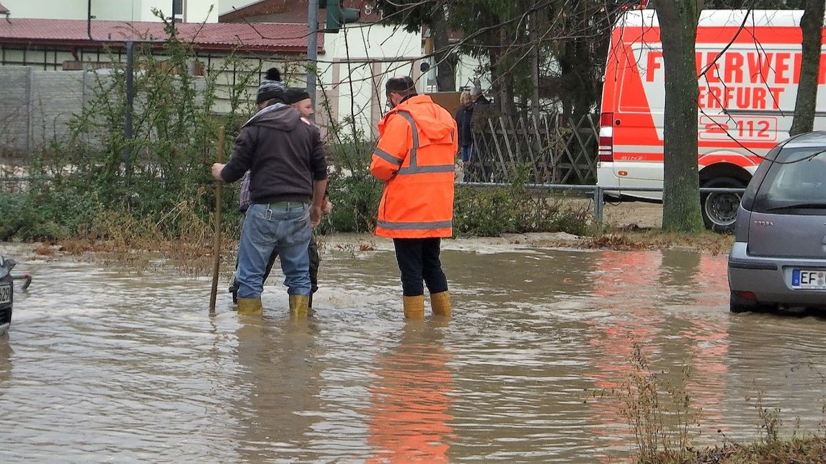 Wegen eines großen Wasserrohrbruches in Erfurt kam es am frühen Mittwochnachmittag zu größeren Überflutungen in der Hermann-Brill-Straße und in der Haarberg Straße.