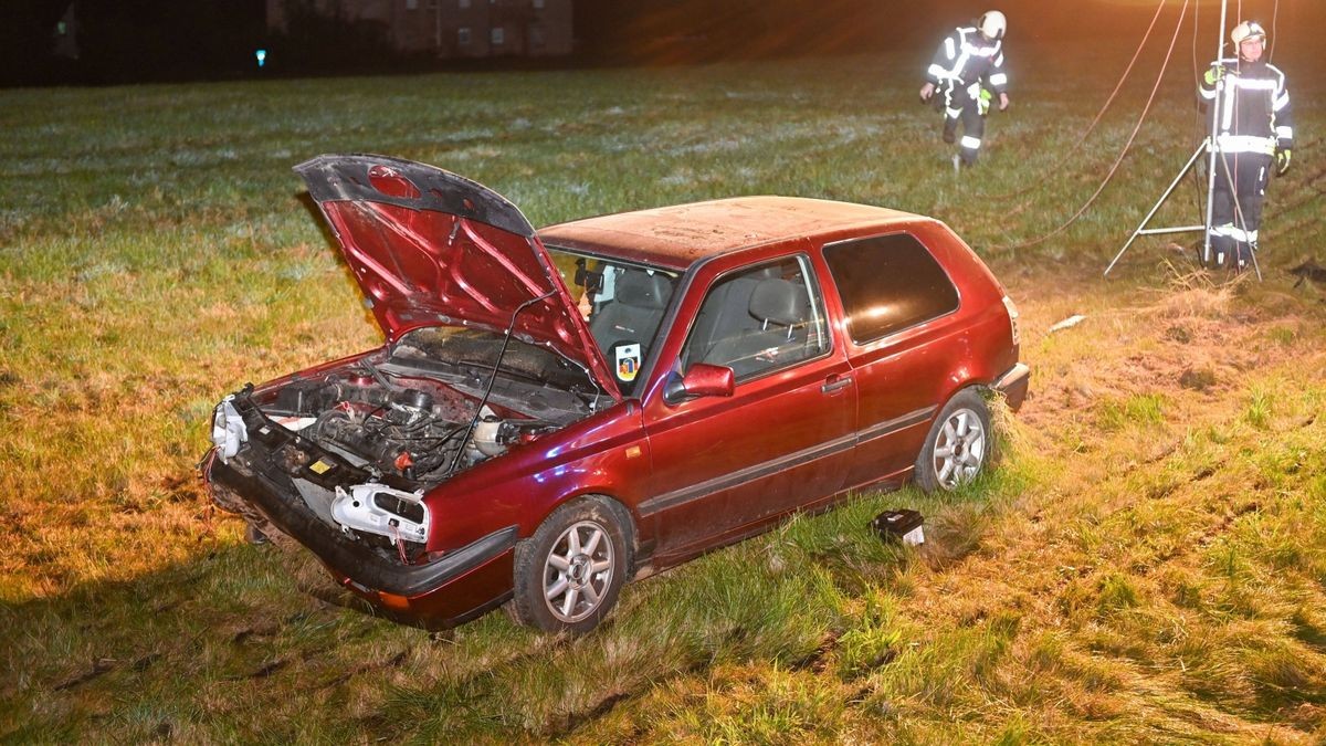 Ein 43-jähriger Autofahrer ist im Eichsfeld verunglückt, nachdem ihn ein Kleintransporter von der Straße gedrängt hatte und er ausweichen musste.