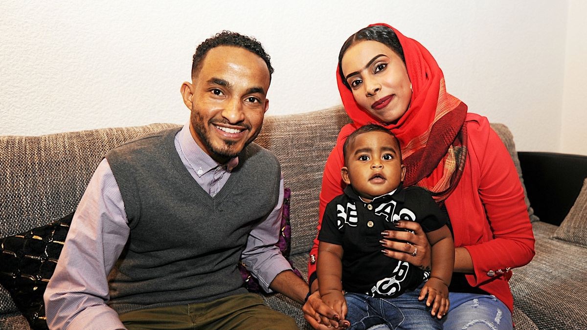 Abubeker Ali Adem mit Frau Asma und Sohn Bassel in ihrer Gothaer Wohnung.