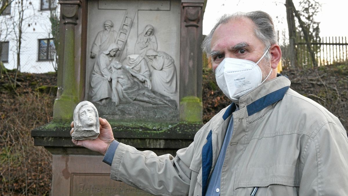 Pfarrer Gregor Arndt zeigt den abgeschlagenen Kopf von der vorletzten Station des Kreuzweges.