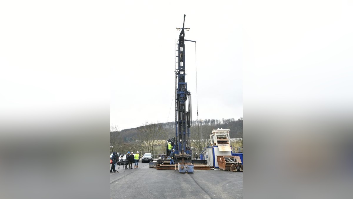 Die Südharz Kali GmbH beabsichtigt im Ohmgebirge wieder Kalisalz abzubauen. Dazu bedarf es zweier Erkundungsbohrungen, um die hohe Qualität der Lagerstätte im Landkreis Eichsfeld nachzuweisen. Nun hat die Erkundungsbohrung nahe Haynrode begonnen. Bis zu 692 Metern wird gebohrt, um die Kalisalzkerne an die Oberfläche zu bringen. Eine weitere Bohrung ist in den nächsten Monaten in der Gemarkung der Stadt Leinefelde-Worbis geplant.