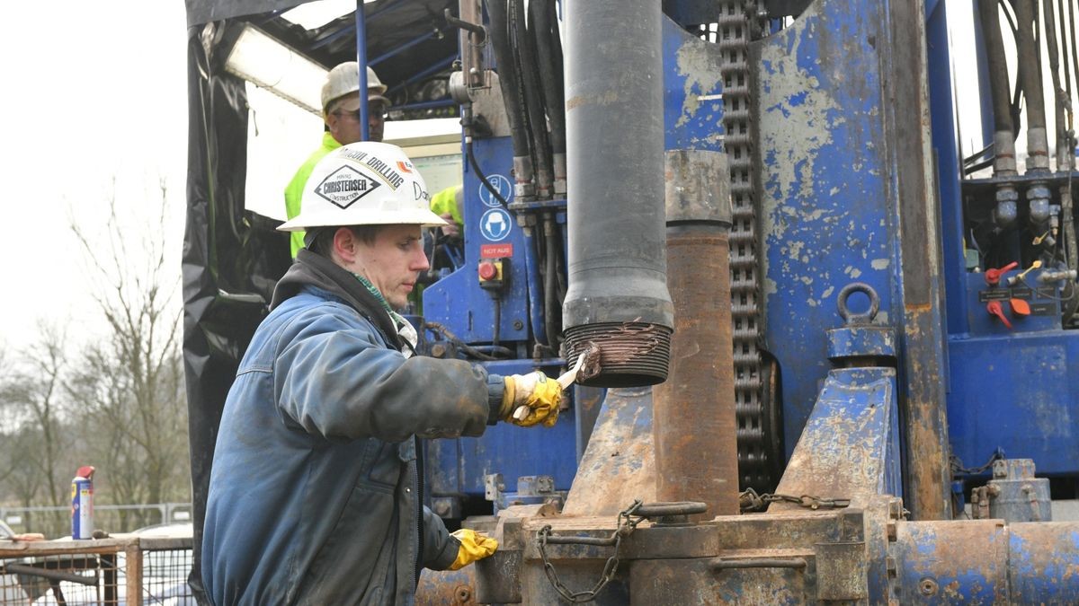 Die Südharz Kali GmbH beabsichtigt im Ohmgebirge wieder Kalisalz abzubauen. Dazu bedarf es zweier Erkundungsbohrungen, um die hohe Qualität der Lagerstätte im Landkreis Eichsfeld nachzuweisen. Nun hat die Erkundungsbohrung nahe Haynrode begonnen. Bis zu 692 Metern wird gebohrt, um die Kalisalzkerne an die Oberfläche zu bringen. Eine weitere Bohrung ist in den nächsten Monaten in der Gemarkung der Stadt Leinefelde-Worbis geplant.