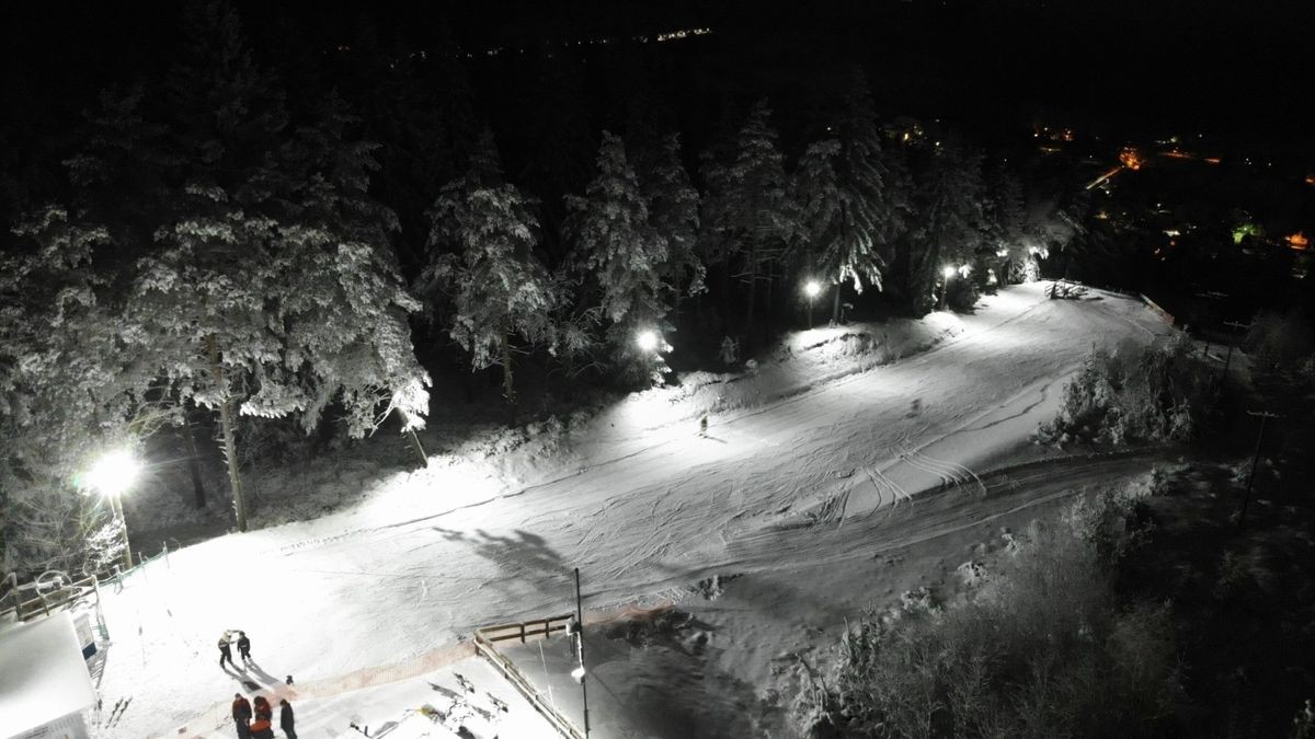 Der Skilift ist auch an diesem Wochenende jeweils ab 12 Uhr geöffnet, der Rodelhang ist präpariert, die Loipen allerdings nur noch teilweise nutzbar. Der Kioskbetrieb verspricht deftige Hausmannskost für den schnellen Hunger.