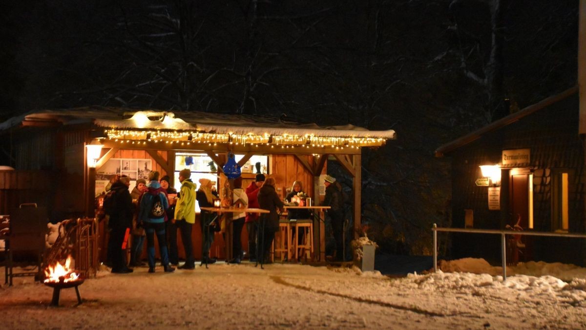 Der Skilift ist auch an diesem Wochenende jeweils ab 12 Uhr geöffnet, der Rodelhang ist präpariert, die Loipen allerdings nur noch teilweise nutzbar. Der Kioskbetrieb verspricht deftige Hausmannskost für den schnellen Hunger.