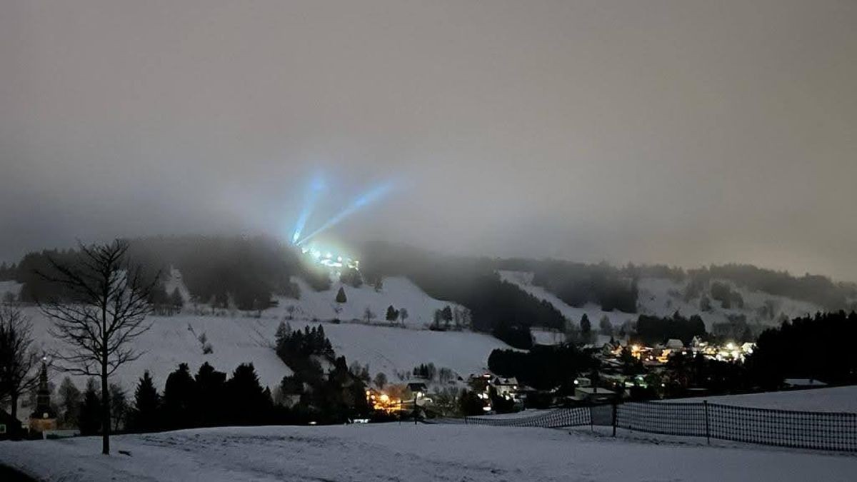 Der Skilift ist auch an diesem Wochenende jeweils ab 12 Uhr geöffnet, der Rodelhang ist präpariert, die Loipen allerdings nur noch teilweise nutzbar. Der Kioskbetrieb verspricht deftige Hausmannskost für den schnellen Hunger.