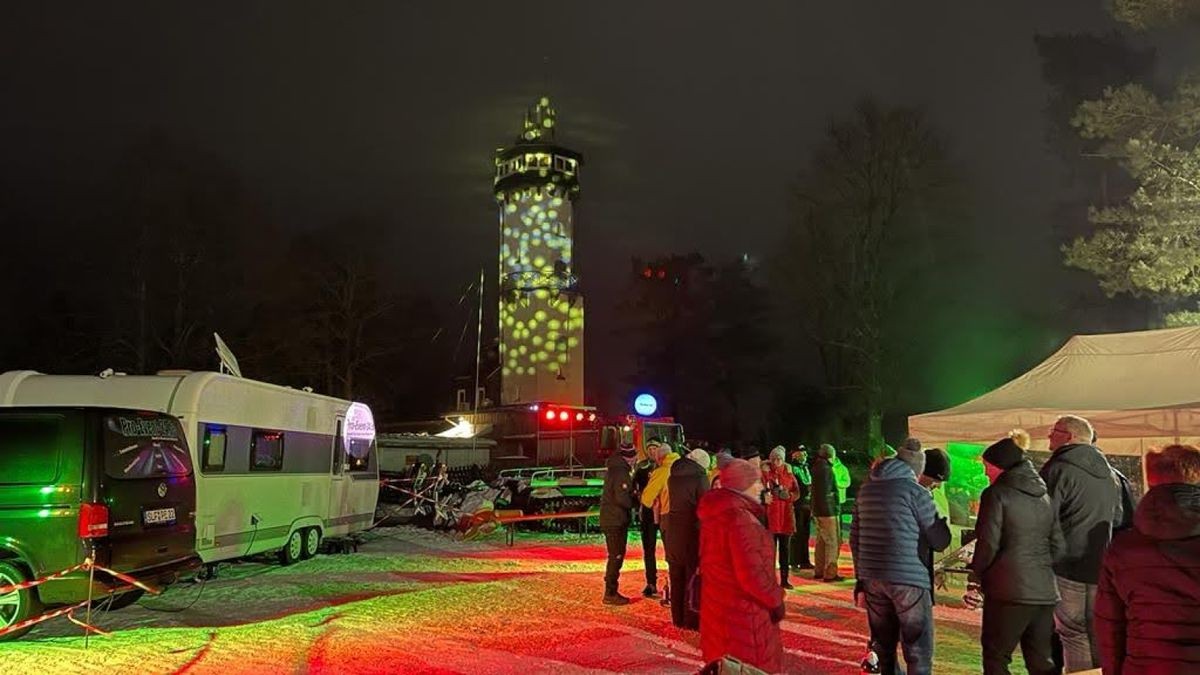 Mit spektakulären Lichteffekten versuchen die Akteure auf dem Oberweißbacher Kirchberg auf dem Fröbelturm-Areal Ski- und Rodelfreunde zum Wintersportvergnügen unter Corona-Bedingungen einzuladen. Die Bilder entstanden teils bei der Generalprobe am Dienstag und beim leider etwas nebligen Event am 14. Januar. Der Skilift ist auch an diesem Wochenende jeweils am 12 Uhr geöffnet, der Rodelhang ist präpariert, die Loipen allerdings nur noch teilweise nutzbar. Der Kioskbetrieb verspricht deftige Hausmannskost für den schnellen Hunger. Besonderheit: Der Glühwein wird auf Initiative von Andreas Neupert solidarisch aus Ahrtal-Wein angeboten.