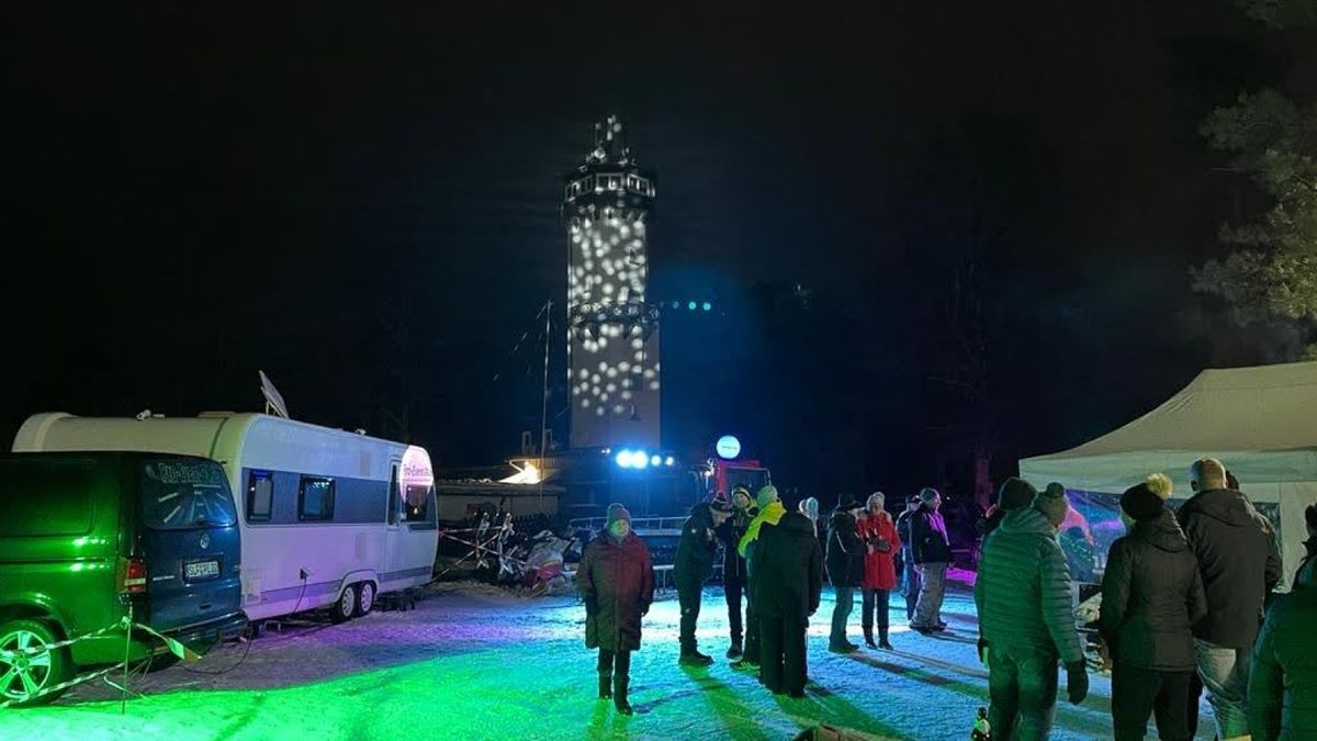 Der Skilift ist auch an diesem Wochenende jeweils ab 12 Uhr geöffnet, der Rodelhang ist präpariert, die Loipen allerdings nur noch teilweise nutzbar. Der Kioskbetrieb verspricht deftige Hausmannskost für den schnellen Hunger.