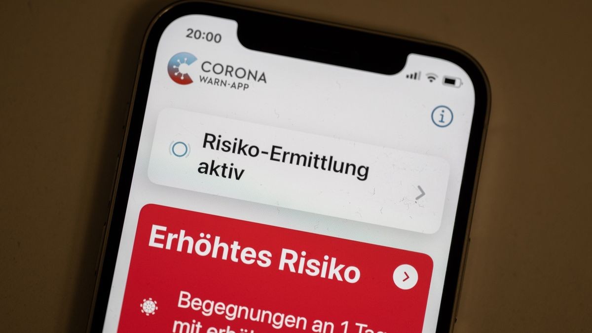  Eine Corona-Warn-App zeigt auf einem Handy ein erhöhtes Risiko an, mit einer an Corona infizierten Person Kontakt gehabt zu haben. 