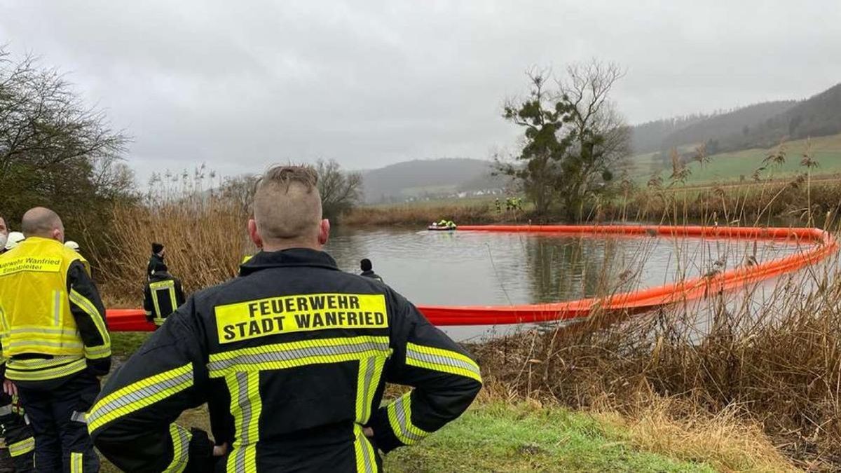 Die Freiwillige Feuerwehr Wanfried (Hessen) hat eine Ölsperre in der Werra aufgebaut.