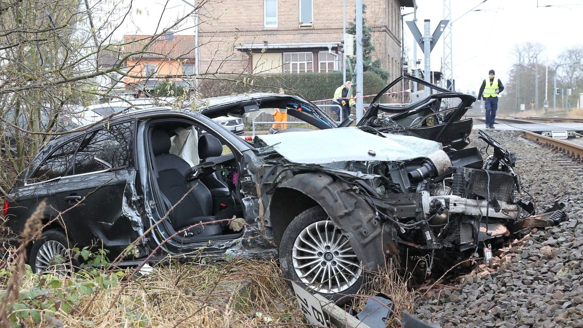 Gegen 10 Uhr erfasste an einem beschrankten Bahnübergang in der Agnesdorfer Straße in Roßla ein Personenzug der Bahngesellschaft Abellio einen Pkw Audi.