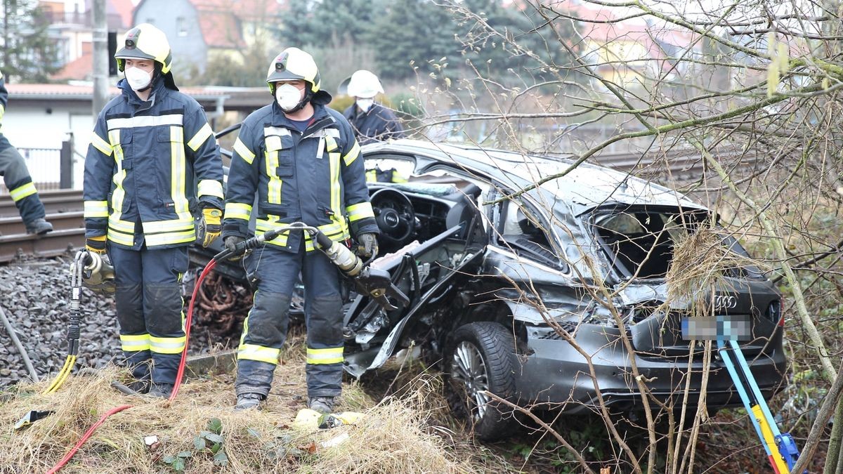 Der 39-jährige Fahrer wurde in seinem Auto eingeklemmt und musste von den Kräften der örtlichen Feuerwehr befreit werden.