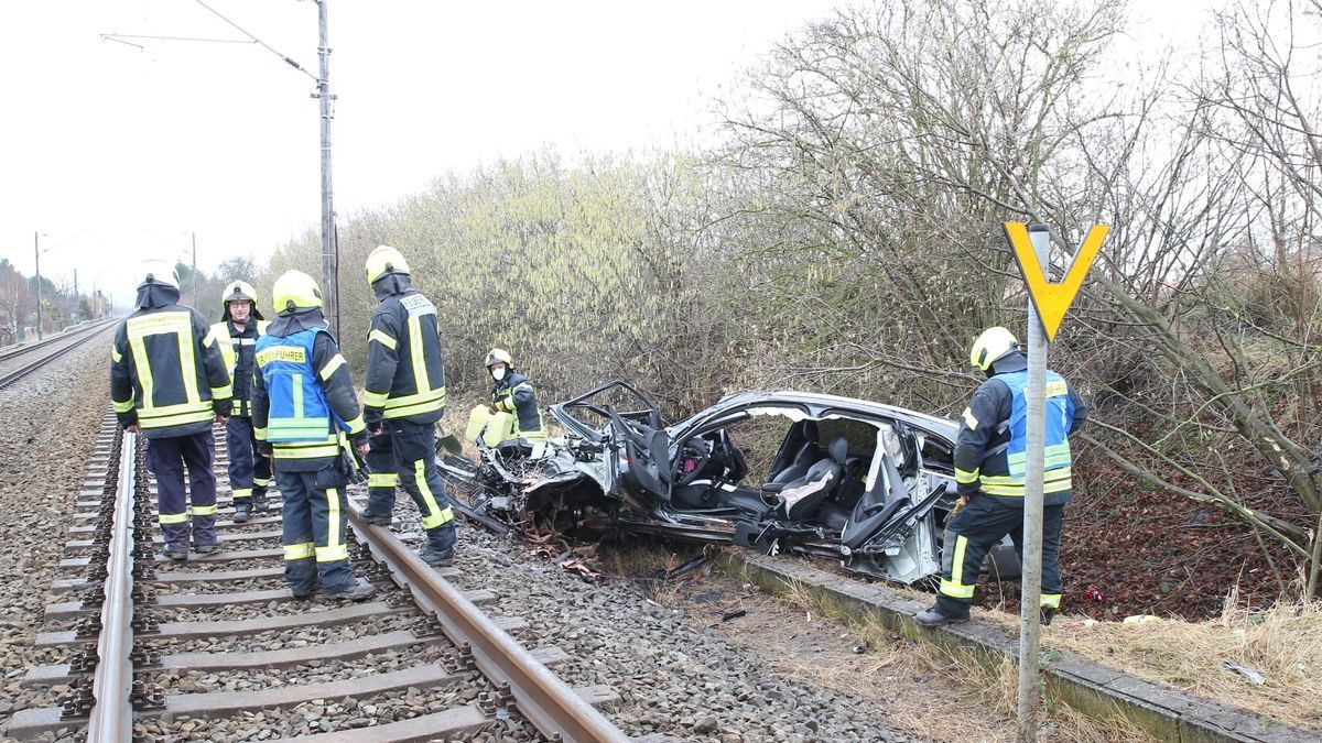 Der Bahnverkehr auf der Strecke wurde vorläufig eingestellt.