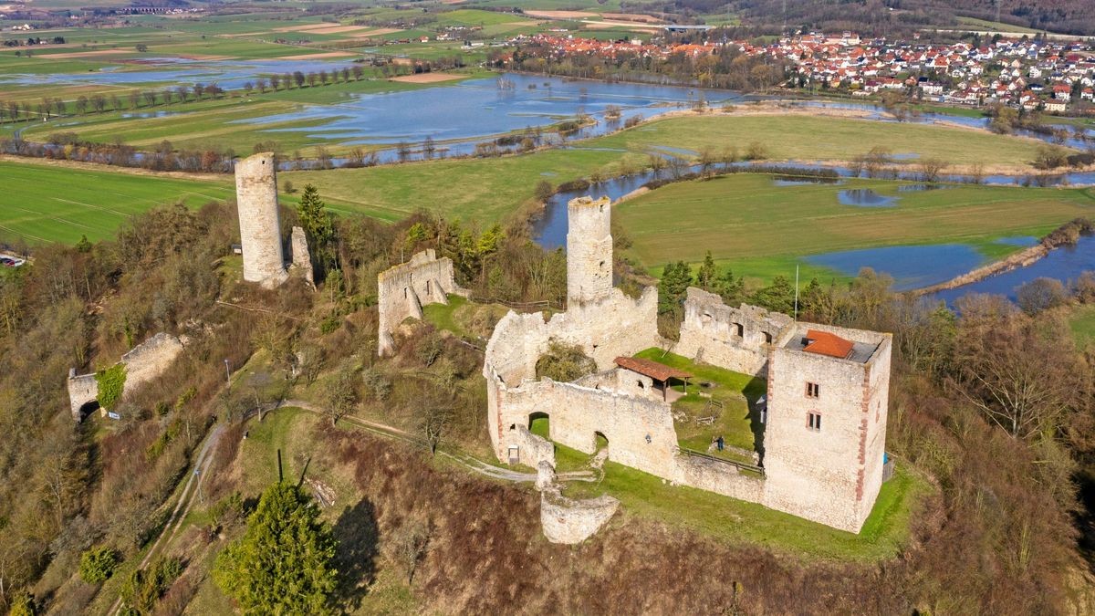 Drohnenflug über die Burgruine Brandenburg bei Lauchröden. Im Hintergrund die überfluteten Werra-Auen. 