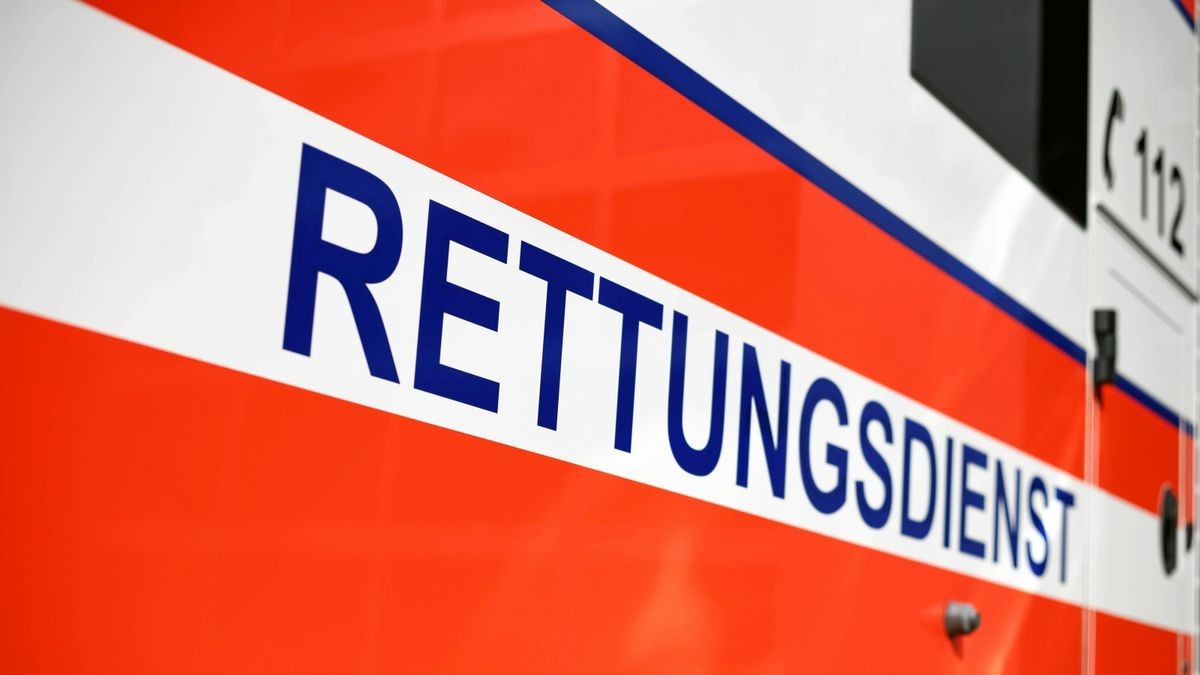 Ein 73-jähriger Autofahrer in Eisenach erlitt einen medizinischen Notfall. Dank aufmerksamer Passanten konnte er schnell in ein Krankenhaus gebracht werden. (Symbolbild)