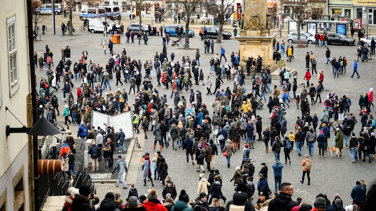 Demonstranten gehen über den Domplatz Richtung Landgericht.