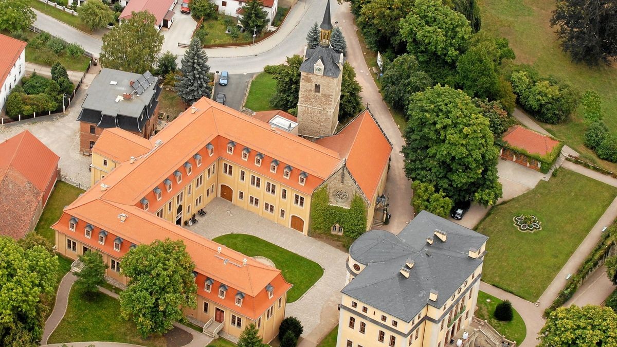 Schloss Etterburg: Das Alte (links) und das Neue Schloss (rechts) sowie die Ettersburger Schlosskirche (Mitte). (Archiv-Foto)