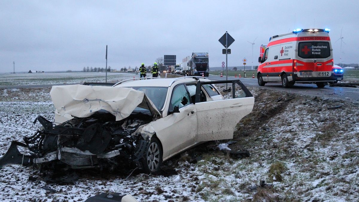 Es kam zum Zusammenstoß mit einem Taxi, das auf einem Feld stehenblieb.